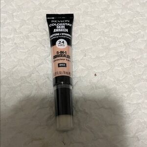 NWT Revlon 5 in 1 Concealer 002
